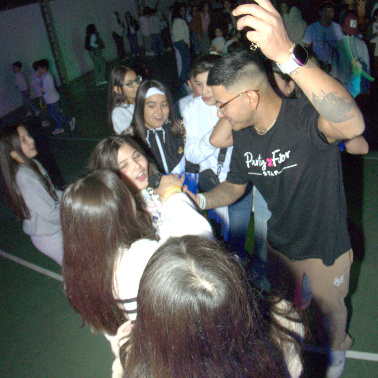 Niños disfrutando la fiesta Juegos, música y animación para que todos participen.