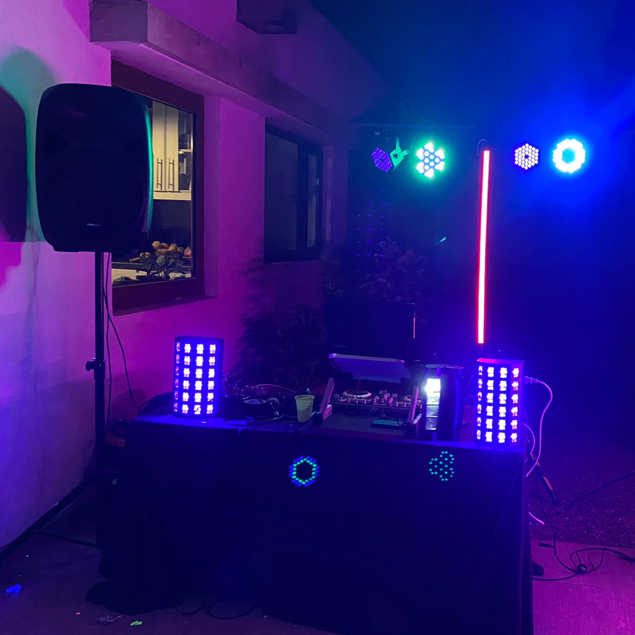 Ambiente fluorescente Luces neón y efectos que transforman cualquier espacio.