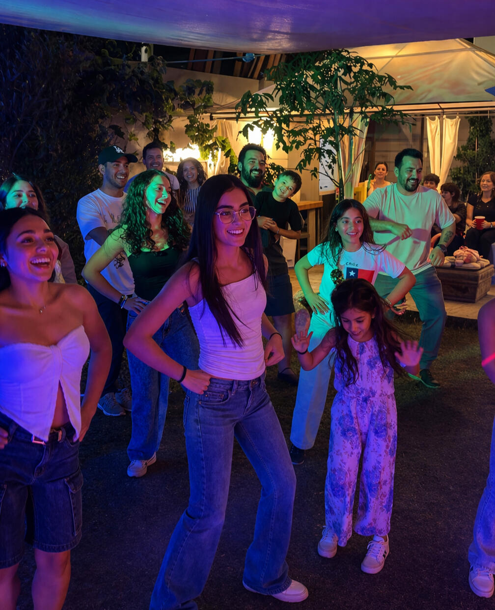 Niños disfrutando la fiesta Juegos, música y animación para que todos participen.