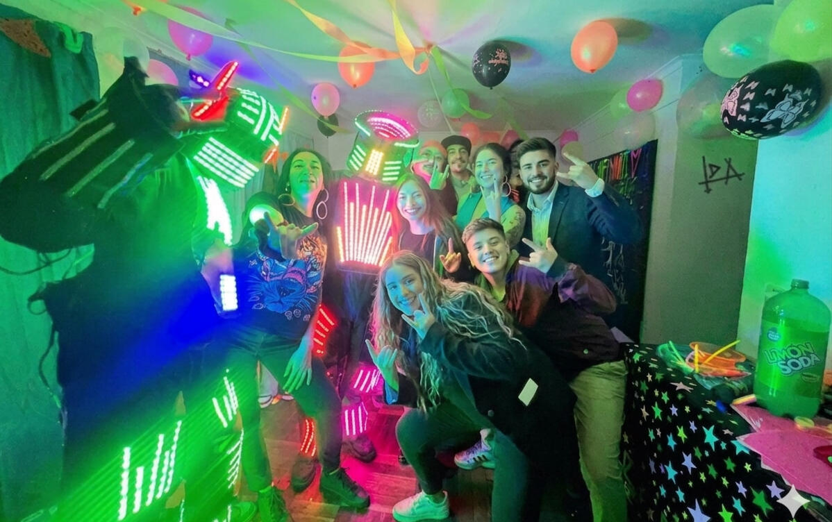 Ambiente fluorescente Juegos, música y animación para que todos participen.