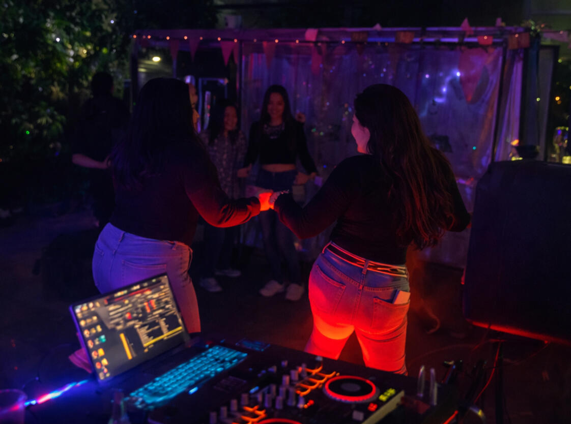 Ambiente fluorescente Luces neón y efectos que transforman cualquier espacio.